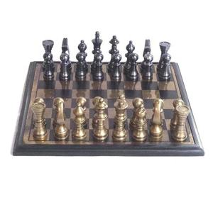 Jeu d'échecs en métal de style moderne avec des pièces d'échecs artistiques pour la décoration de table de salon - Product Image 1
