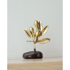 Escultura de lujo de hojas y capullos de diseño, chapada en oro de alta calidad, hecha de metal, con base negra, para decoración del hogar. - Product Image 1