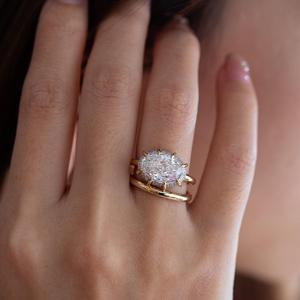 Bague de fiançailles classique pour femme en or jaune 18 carats avec diamant de laboratoire ovale de 3 carats certifié IGI, sertissage unique en forme de boussole, style East West - Product Image 1