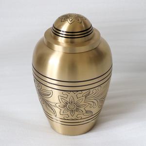 Urnes funéraires en laiton de qualité supérieure gravées à la main pour cendres humaines, urnes en laiton personnalisées, urnes en laiton artisanales pour cendres d'adultes, vente en gros - Product Image 2