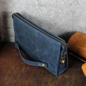 Bolso de mano de cuero de alta calidad con múltiples ranuras para tarjetas y cierre de cremallera premium para uso diario a un precio asequible. - Product Image 1