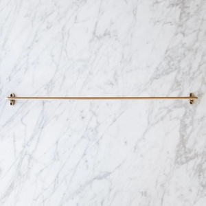 Barre porte-serviettes en métal mince avec finition laiton satiné pour rangement mural de salle de bain moderne et organisation minimaliste et épurée - Product Image 5