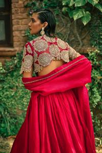 Conjunto de lehenga choli dupatta de seda romana de diseñador con detalles de lentejuelas y trabajo de dori para bodas y fiestas. - Product Image 3