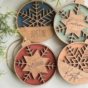 Ornement de Noël en bois personnalisé en gros, flocon de neige découpé au laser, pendentif suspendu, nom de famille personnalisé, décoration d'arbre de Noël - Product Image 1