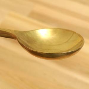 Cuillère à dessert dorée haut de gamme pour hôtel, avec manche en laiton et motif lune antique en relief, idéale pour la maison et les dîners d'hôtel - Product Image 3