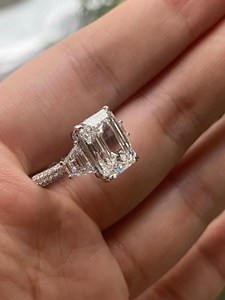 Bague de fiançailles en diamant de laboratoire taille émeraude 5 carats – Bague à trois pierres certifiée IGI - Product Image 4