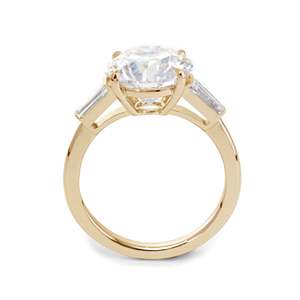 Bague de fiançailles en or jaune 18 carats avec diamant de laboratoire taille ancienne européenne de 4 carats et pierres latérales baguette coniques – Vente en gros - Product Image 4