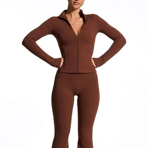 Ensemble de yoga 2 pièces personnalisé pour femme, haut court sans couture et leggings taille haute, tenue de sport et de fitness, fabricant Pakistan - Product Image 2
