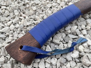 Hacha Tomahawk de Acero Forjado a Mano con Mango de Madera y Envoltura Azul, Hacha de Supervivencia para Exteriores con Diseño de Hoja Grabado Personalizado - Product Image 4
