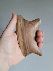 Masseur facial Gua Sha en bois rustique écologique avec artisanat en bois d'acacia massif pour la relaxation musculaire - Cadeau du Nouvel An - Product Image 5