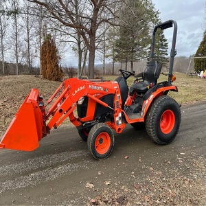 Tracteur de jardin puissant Kubota B2301 à quatre roues motrices avec chargeur et pelle, idéal pour l'entretien des terres agricoles - Product Image 4