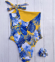 Maillot de bain une pièce jaune à imprimé hibiscus tropical, dos nu à nouer, coupe haute, avec bandeau assorti imprimé