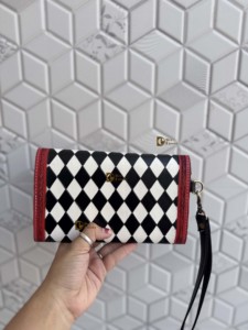 Cartera de Mujer de Cuero de Alta Calidad, Diseño Artesanal, Elegante Patrón de Damas Blancas y Negras con Ribete Rojo, Multiusos - Product Image 4