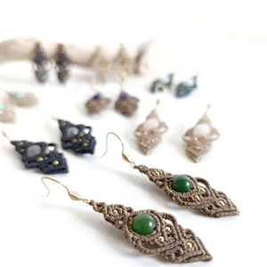 ต่างหูห้อยหยกเขียวทำมือสไตล์วินเทจ ประดับด้วยอัญมณีและทองคำ งานฝีมือสำหรับผู้หญิง เหมาะสำหรับงานแต่งงานและงานปาร์ตี้ - Product Image 1