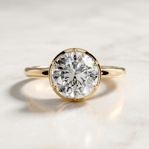 Bague de fiançailles et de mariage minimaliste en or jaune 18 carats avec diamant solitaire rond de 1 carat serti à la bague et à la griffe, style compas - Product Image 1