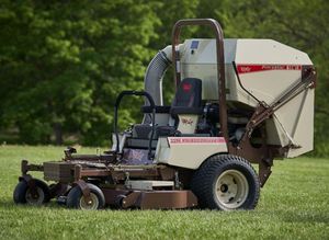 Tondeuse à gazon fiable Grasshopper 900D disponible à la vente, dotée d'un moteur de 25 chevaux, de lames commerciales durables et d'un maniement fluide. - Product Image 4