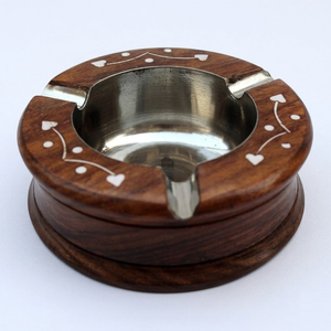 Cendrier en bois artisanal avec insert en acier inoxydable, cendrier rustique en bois avec incrustation blanche pour la maison - Product Image 1
