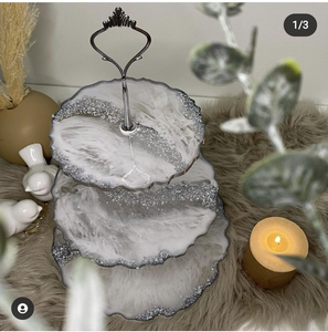 Best Price Luxury Round Resin Wedding Cake Stand New Beautiful Designs Custom Love Style Cake Stand for cake decoration - Product Image 4