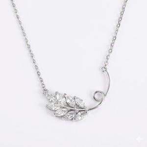 Collar de Oro Amarillo de 14K/18K con Colgante de Hoja de Plata de Ley 925 y Diamante Cultivado en Laboratorio, Diseño Elegante para Mujer - Product Image 3