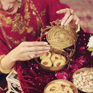 Elegante Caja de Latón Hecha a Mano con Acabado Dorado Intenso, Ecológica, Apta para Lavavajillas, Almacenamiento Personalizado para Galletas para Uso Diario - Product Image 2