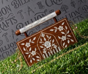 Bolso de mano rígido de madera con incrustaciones de nácar, diseño marroquí y árabe de lujo, para bodas y galas. - Product Image 4