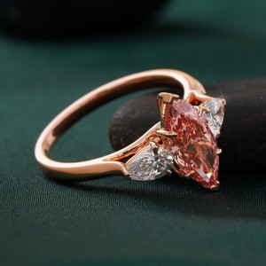 Anillo de Diamante Cultivado en Laboratorio de 1.62 CT, Corte Marquesa, Color Rojo Intenso, con Engaste de Puntas, Oro de 14K, Color Único y Exclusivo - Product Image 2