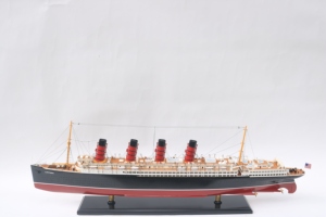 Maquette artisanale du liner RMS Lusitania en bois - Modèle de bateau de croisière britannique de luxe classique pour la décoration de la maison ou du bureau - Product Image 5