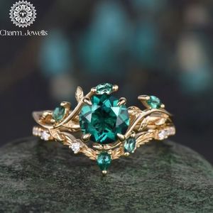 Bague de fiançailles vintage pour femme en argent plaqué or 18 carats avec moissanite taille coussin et motif végétal serti à griffes - Product Image 1