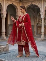 Ensemble prêt-à-porter pour soirée, composé d'un haut en georgette entièrement brodé, d'un pantalon brodé et d'un dupatta.