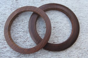 Collection de bracelets en bois faits à la main Craft Emporium Exports, comprenant des bracelets épais avec incrustations en laiton poli à la main, collection boutique - Product Image 5