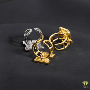 Bague de luxe à design abstrait sertie de moissanite taille baguette, bijou audacieux style hip-hop - Product Image 5