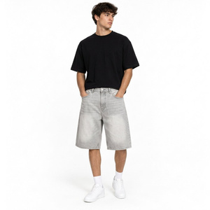 Pantalones cortos de mezclilla rectos personalizados hasta la rodilla con lavado blanqueado, detalles de bolsillos utilitarios, etiqueta personalizada y estilo urbano relajado. - Product Image 1
