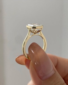 Bague de fiançailles pour femme en or massif 14 carats, sertie d'un diamant de laboratoire taille émeraude 5 carats, style tulipe, monture solitaire sertie clos - Product Image 2