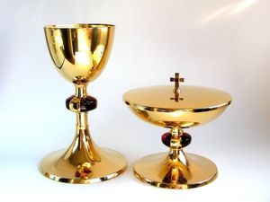Juego de Cáliz y Ciborio de Metal Tradicional para la Comunión de la Iglesia Católica y Celebraciones Litúrgicas Regulares - Product Image 3