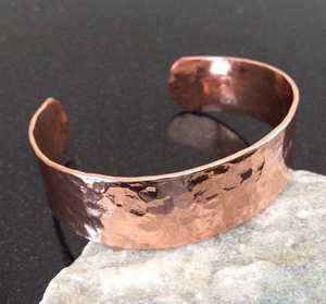 Bracelet manchette minimaliste en laiton, forme ronde, finition martelée, bijoux - Product Image 4
