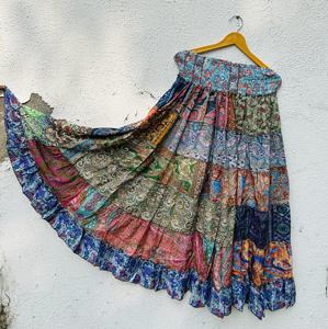 Jupe midi éco-responsable pour femme, style bohème vintage, patchwork de sari en viscose/polyester, coupe trapèze, motif floral, respirante et confortable - Product Image 2