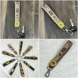 พวงกุญแจหนังวัวแท้ลายดอกทานตะวัน งานแฮนด์เมด พร้อมจี้ Concho สไตล์คาวบอยตะวันตก ของขวัญสุดพิเศษ (OEM ODM) - Product Image 3