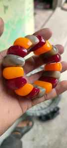 Brazalete de Resina Hecho a Mano con Diseño de Flores Redondas, Joyería Coleccionable Artística, Regalo para el Regreso a Clases o Navidad - Product Image 5