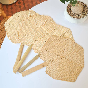 Abanico de hojas naturales personalizado, abanicos de boda tejidos a mano, abanico de bambú de bajo precio hecho en Vietnam - Product Image 1