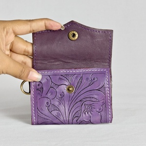 Porta Pasaportes de Cuero Genuino Morado de Lujo Premium, con Patrón Floral Grabado, Cierre a Presión, Correa Única, Unisex, Corto, Anti-Robo - Product Image 4
