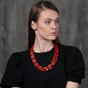 Collar Grande de Resina con Ángel Rojo Hecho a Mano, Joyería Ecológica para Mujer, Accesorio de Moda - Product Image 2