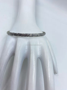 Brazalete de moda de plata ajustable para mujer Accesorio elegante y de diseño moderno para todas las ocasiones - Product Image 2