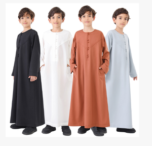 ผู้ผลิตเสื้อคลุมอิสลามขายส่ง รับทำโลโก้ แบรนด์ส่วนตัว เสื้อคลุมเด็ก Thobe แบบ OEM ODM แขนยาวเรียบง่าย สไตล์ดูไบ - Product Image 6