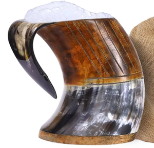 Jarra artesanal de cuerno para beber, con líneas talladas y base de madera, disponible a precios de mayorista. - Product Image 1