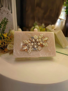 Pochette élégante en résine époxy style glamour, transparente, pour réceptions de mariage, collection de mode. - Product Image 2