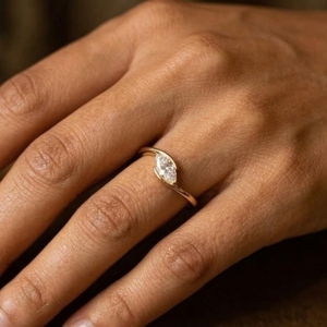 Bague de fiançailles en or 14 carats avec diamant de laboratoire de taille marquise, certifié IGI, clarté VS1, diamant blanc 1 carat, taille personnalisée de luxe - Product Image 4
