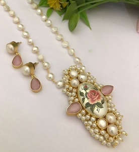 STUNNING SPARKLES - Conjunto de Collar y Pendientes de Perlas Reales Chapadas en Oro de Primera Calidad, Estilo Antiguo Fusion Mala, para Mujer - Product Image 3