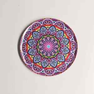 Conçue à des fins décoratives, cette assiette murale mandala colorée allie une esthétique contemporaine à des artisanats traditionnels. - Product Image 3