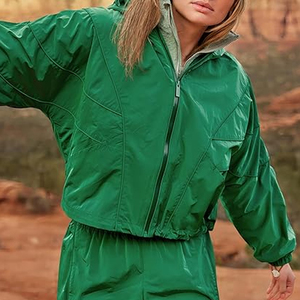 Conjunto Deportivo Corto de 2 Piezas para Mujer, Chaqueta Cortavientos con Cierre y Pantalones, Estilo Retro en Morado, Rosa y Amarillo, para Entrenamiento y Uso Casual - Product Image 6