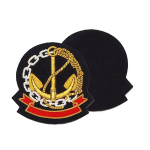 Insignias de tela de moda con logotipo personalizado al por mayor, empaquetado personalizado, insignia de lona bordada a mano con hilo de oro. - Product Image 3